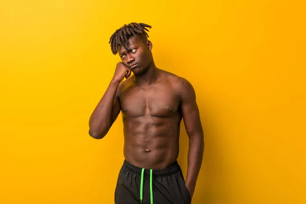 Joven Hombre Negro Sin Camisa Con Traje Baño Que Siente — Foto de Stock