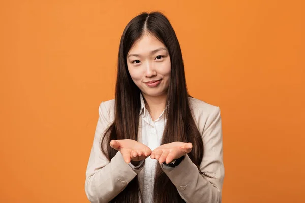 Junge Geschäftstüchtige Chinesin Hält Etwas Mit Palmen Und Bietet Der — Stockfoto