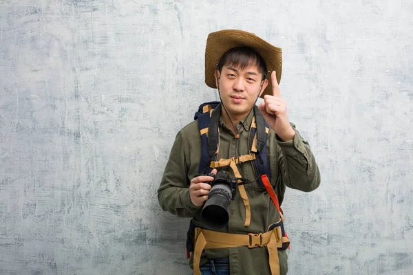 Jovem Chinês Explorador Homem Segurando Uma Câmera Mostrando Número — Fotografia de Stock