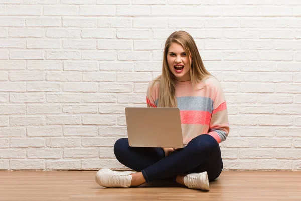 Jonge Russische Student Vrouw Zitten Schreeuwen Zeer Boos Agressief — Stockfoto