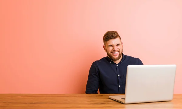 Dizüstü Bilgisayarıyla Çalışan Genç Adam Gülüyor Gözlerini Kapatıyor Rahatlamış Mutlu — Stok fotoğraf