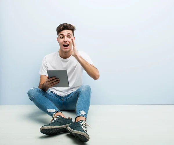 Joven Sosteniendo Una Tableta Sentado Interior Gritando Emocionado Frente — Foto de Stock