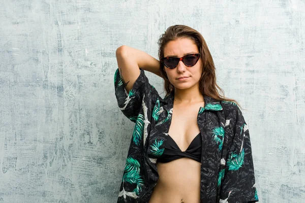 Bikini Giyen Genç Avrupalı Kadın Sabit Yaşam Tarzından Dolayı Boyun — Stok fotoğraf