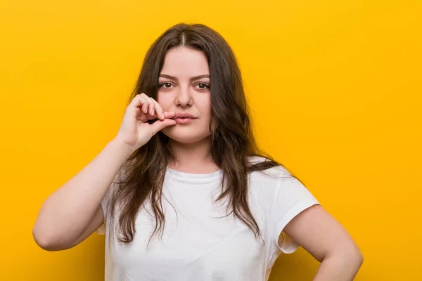 Jonge Ronding Size Vrouw Met Vingers Lippen Houden Van Een — Stockfoto