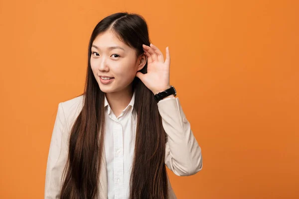 Young Business Chinese Woman Trying Listening Gossip — 스톡 사진