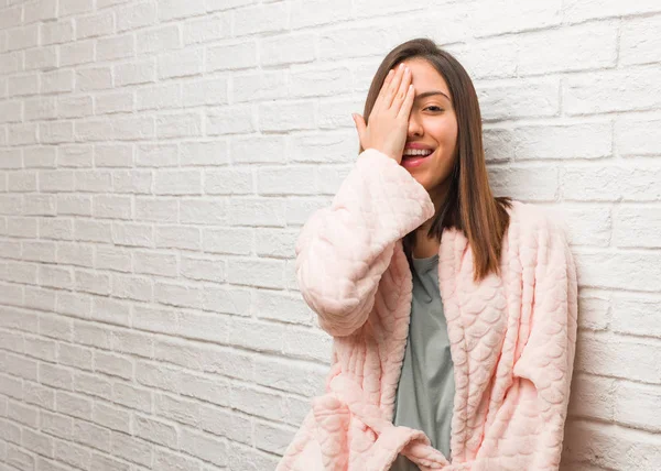 Mujer Joven Con Pijama Gritando Feliz Cubriendo Cara Con Mano —  Fotos de Stock