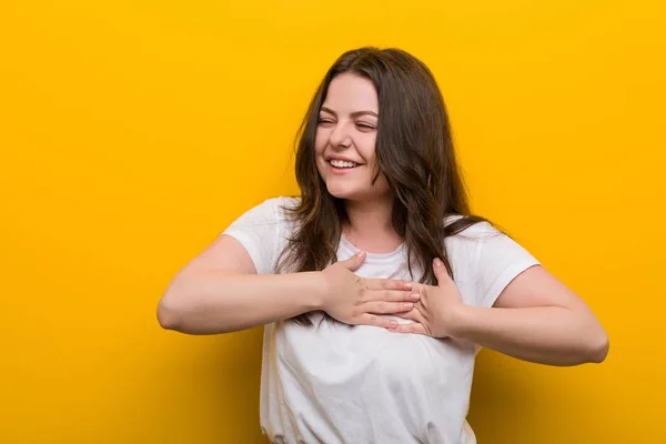 Genç Kıvrımlı Iri Yarı Bir Kadın Gülüyor Ellerini Kalbe Koyuyor — Stok fotoğraf