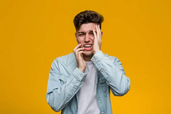 Joven Estudiante Guapo Usando Una Camisa Mezclilla Lloriqueando Llorando Desconsoladamente —  Fotos de Stock