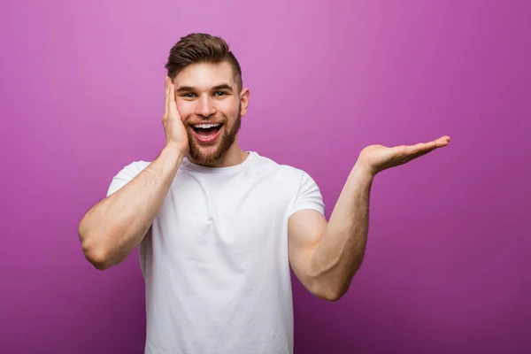 Der Junge Gutaussehende Kaukasische Mann Hält Kopierraum Auf Einer Handfläche — Stockfoto