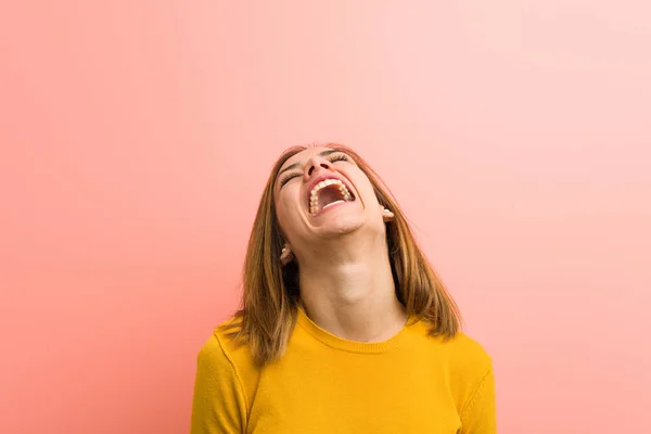 Jonge Mooie Jonge Vrouw Ontspannen Gelukkig Lachen Nek Gestrekt Tonen — Stockfoto