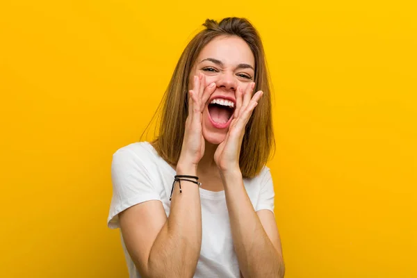 Jonge Natuurlijke Kaukasische Vrouw Schreeuwen Enthousiast Naar Voren — Stockfoto