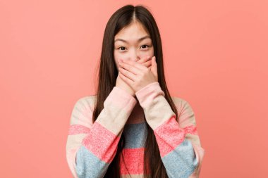 Genç havalı Çinli kadın elleriyle ağzını kapatırken şok oldu..