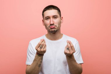 Genç adam parasız olduğunu gösteriyor..