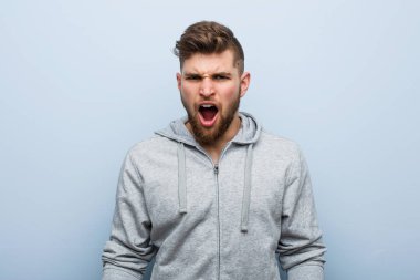 Genç yakışıklı fitness adamı çok sinirli ve agresif bağırıyor..