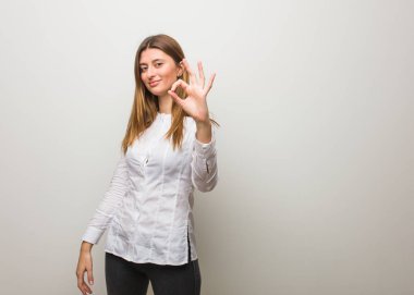 Genç Rus kız neşeli ve kendine güvenen ok jest yapıyor