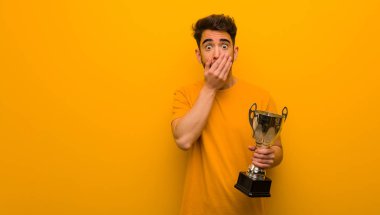 Elinde bir ganimet tutan genç adam çok korkmuş ve saklanmış.