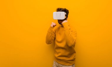 Sanal gerçeklik gözlüğü takan genç adam.