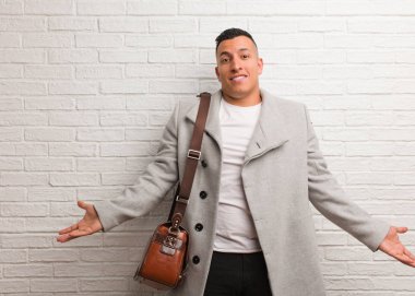 Genç Latin iş adamı davet ediyor.