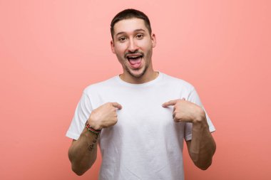 Genç, sıradan bir adam kendini gösterip, gülümseyerek şaşırdı..