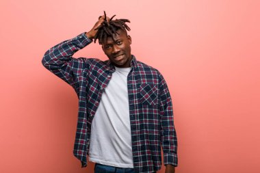 Genç Afrikalı siyah adam şoka uğruyor, önemli bir buluşmayı hatırladı..