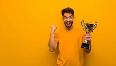 Elinde bir kupa tutan genç adam şaşırdı ve şok oldu.