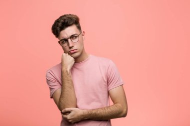 Üzgün ve dalgın hisseden, kopyalama alanına bakan genç, havalı beyaz bir adam..