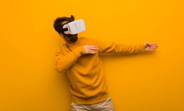 Sanal gerçeklik gözlüğü takan genç adam.