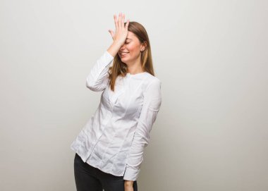 Genç Rus kız unutkan, bir şeyin farkına var.