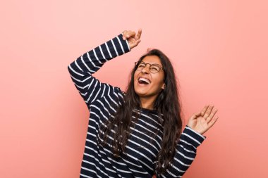 Genç, entellektüel Hintli kadın özel bir günü kutluyor..