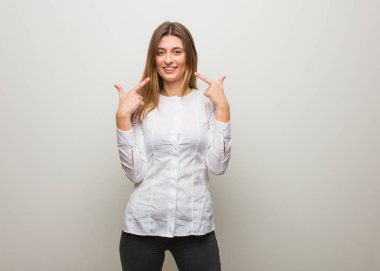 Genç Rus kız gülümsüyor, ağız işaret