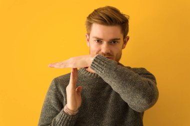 Genç kızıl saçlı adam yakın plan çekimleri yapıyor.