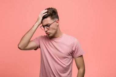 Kafkasyalı genç bir adam bir şey unutmuş. Alnına avuç içiyle vurup gözlerini kapatıyor..