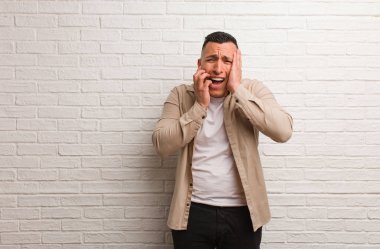 Genç Latin adam umutsuz ve üzgün