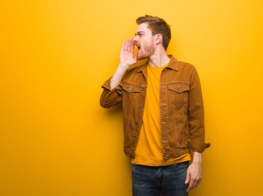 Genç kızıl adam dedikodu fısıldıyor.