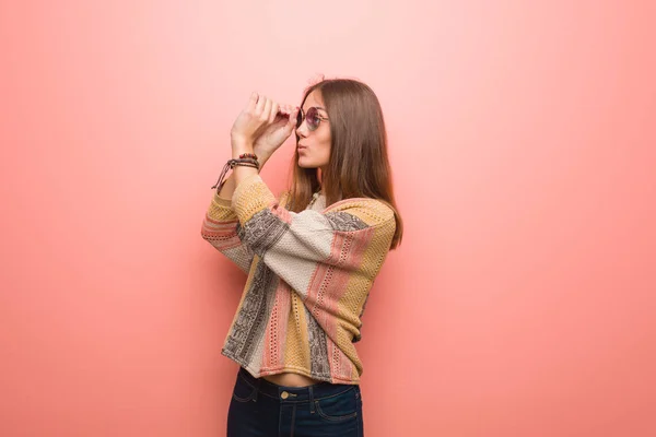 Ung Hippie Kvinna Rosa Bakgrund Gör Gest Spyglass — Stockfoto