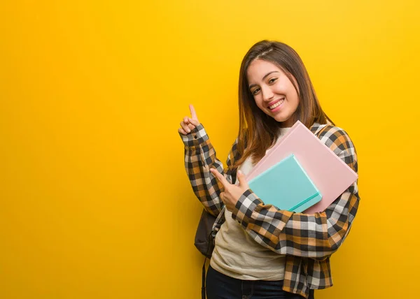 Joven Estudiante Señalando Lado Con Dedo —  Fotos de Stock