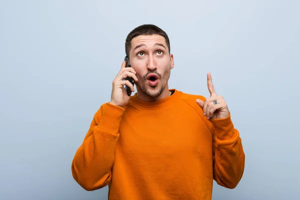 Jeune Homme Caucasien Tenant Téléphone Ayant Une Bonne Idée Concept — Photo