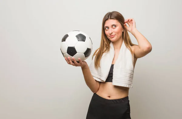 Giovane Donna Russa Fitness Sognando Raggiungere Obiettivi Scopi Tenere Pallone — Foto Stock