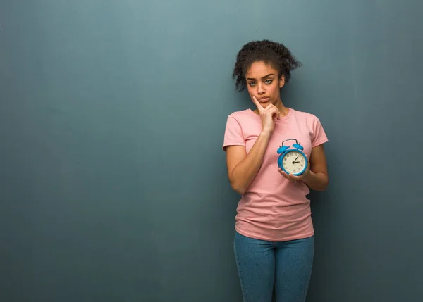 Young Black Woman Doubting Confused She Holding Alarm Clock — 스톡 사진