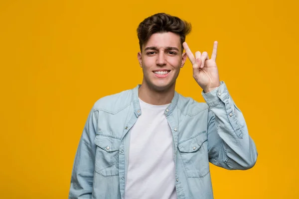 Jovem Estudante Bonito Vestindo Uma Camisa Jeans Mostrando Gesto Chifres — Fotografia de Stock