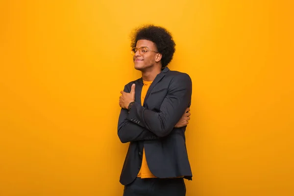 Jovem Empresário Afro Americano Homem Sobre Uma Parede Laranja Dando — Fotografia de Stock