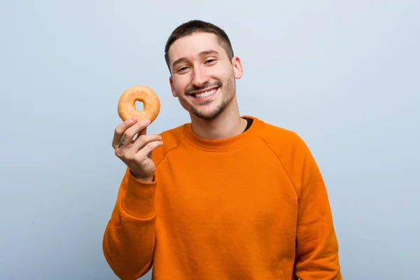 Joven Hombre Caucásico Sosteniendo Donut Feliz Sonriente Alegre — Foto de Stock