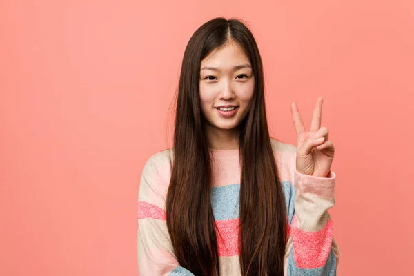 Νέοι Δροσερό Κινεζική Γυναίκα Δείχνει Νούμερο Δύο Δάχτυλα — Φωτογραφία Αρχείου