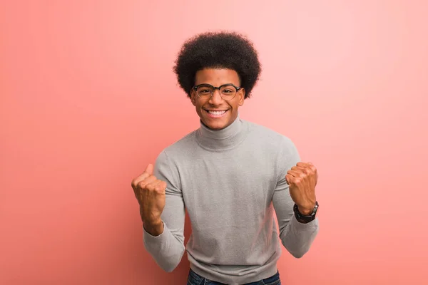 Jovem Homem Afro Americano Sobre Uma Parede Rosa Surpreso Chocado — Fotografia de Stock