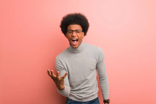 Giovane Uomo Afroamericano Sopra Muro Rosa Molto Spaventato Spaventato — Foto Stock
