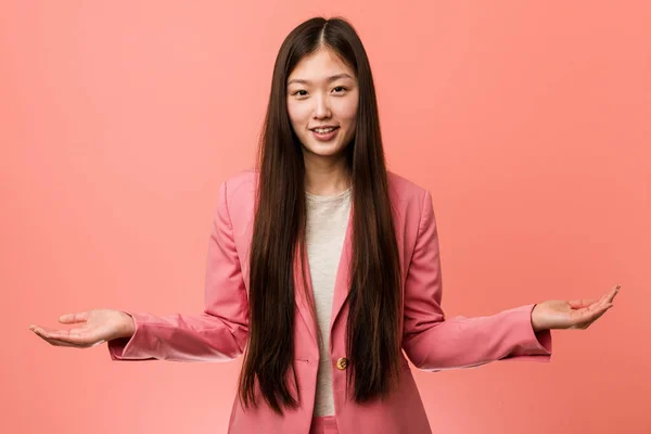 Junge Business Chinesin Rosafarbenen Anzug Mit Einem Willkommensausdruck — Stockfoto