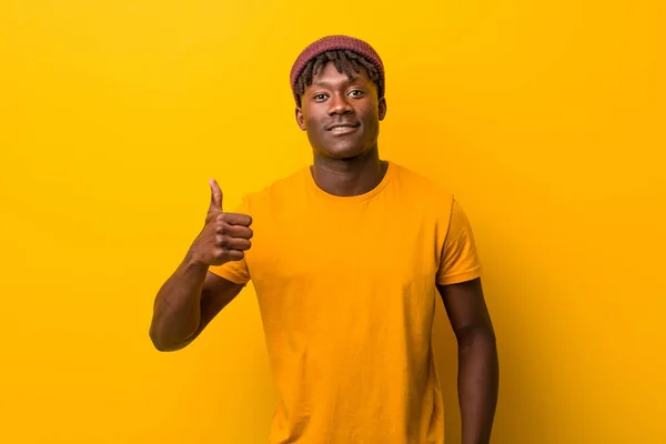 Jonge Zwarte Man Dragen Rasta Gele Achtergrond Glimlachen Het Verhogen — Stockfoto