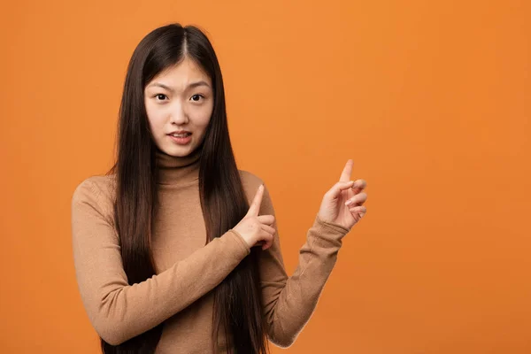 Ung Söt Kinesisk Kvinna Chockad Pekar Med Pekfingrar Till Kopia — Stockfoto