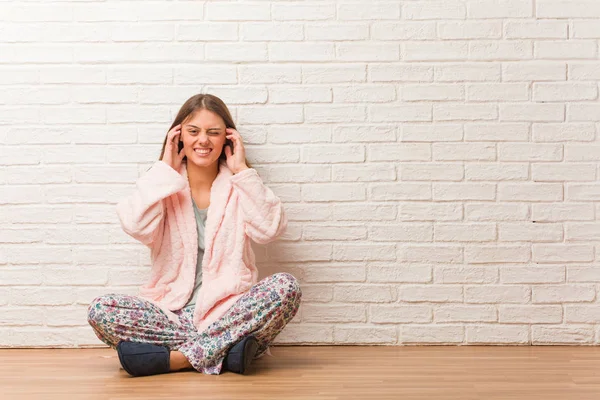 Jonge Vrouw Pyjama Die Oren Bedekt Met Handen — Stockfoto