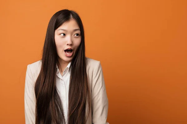 Jonge Chinese Zakenvrouw Wordt Geschokt Door Iets Wat Heeft Gezien — Stockfoto